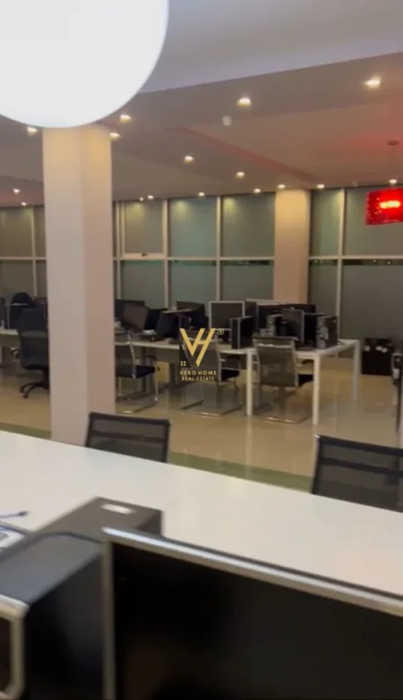 Tirane, jepet me qera zyre Kati 3, 320 m² 2.120 € (ISH FUSHA E AVIACIONIT)