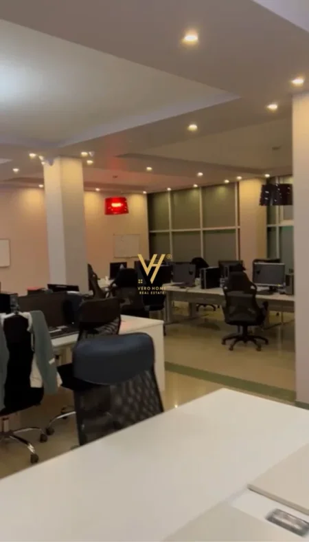 Tirane, jepet me qera zyre Kati 3, 320 m² 2.120 € (ISH FUSHA E AVIACIONIT)