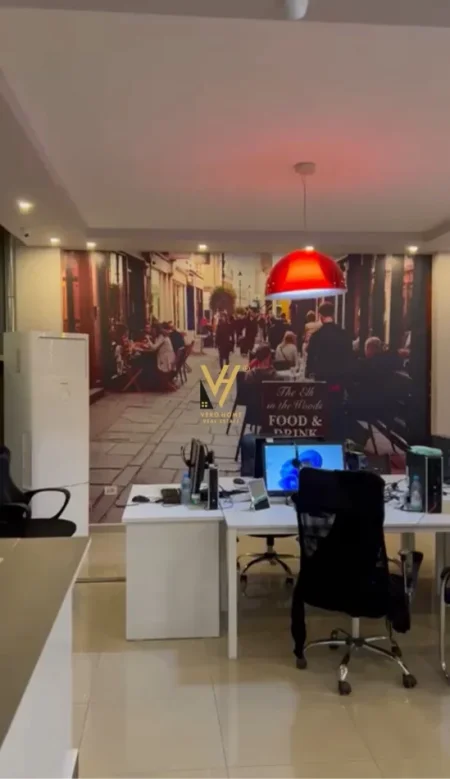 Tirane, jepet me qera zyre Kati 3, 320 m² 2.120 € (ISH FUSHA E AVIACIONIT)