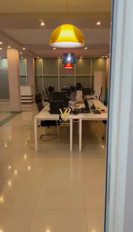 Tirane, jepet me qera zyre Kati 3, 320 m² 2.120 € (ISH FUSHA E AVIACIONIT)