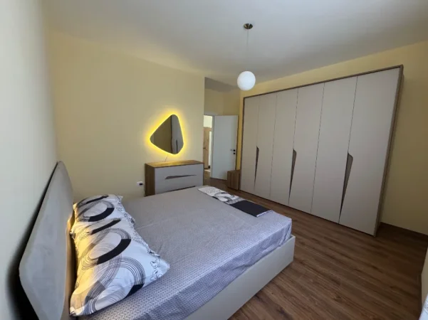 Tirane, jepet me qera apartament 2+1 Kati 5, 550 € 