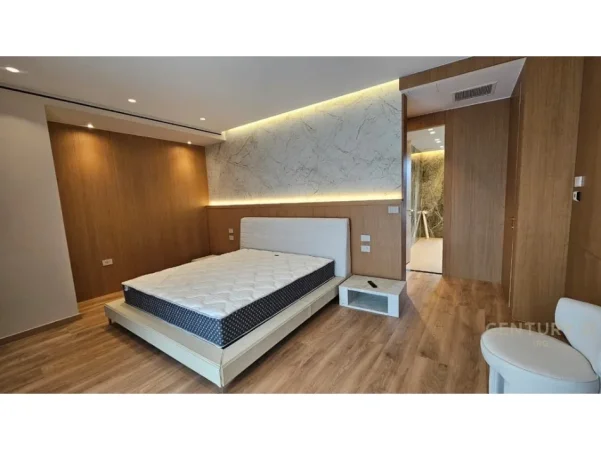 Tirane, jepet me qera Vile 3+1 Kati 4, 359 m² 5.000 € (Luminor Residence)