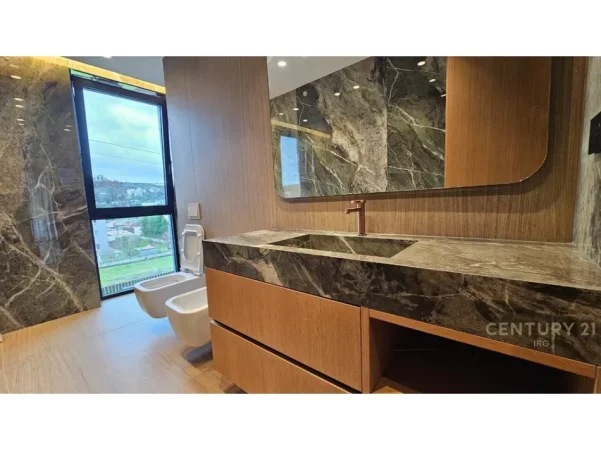 Tirane, jepet me qera Vile 3+1 Kati 4, 359 m² 5.000 € (Luminor Residence)