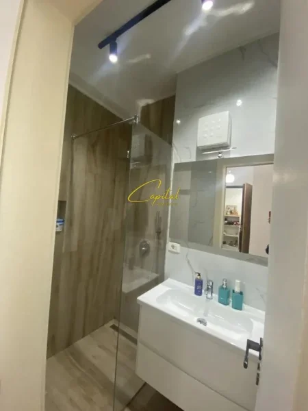 Tirane, jepet me qera apartament 2+1 Kati 3, 140 m² 750 € (PAZARI I RI)