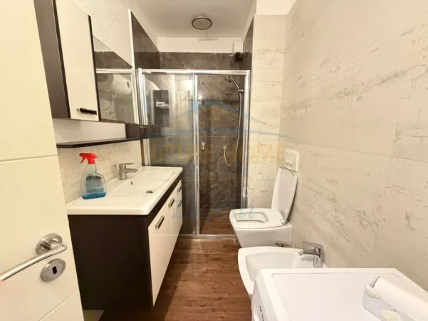Tirane, jepet me qera apartament 1+1+Ballkon Kati 6, 92 m² 530 € (Unaza e re)