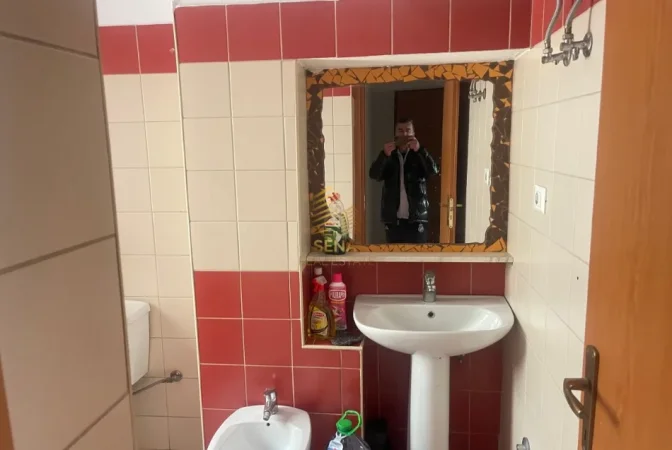 Tirane, jepet me qera apartament 1+1 Kati 2, 70 m² 450 € (Brryli)