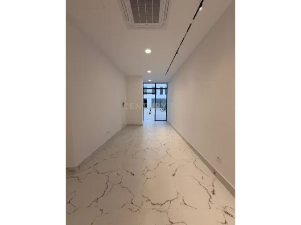 Tirane, shes ambjent biznesi Kati 1, 38 m² 211.200 € (Rruga Minez Peza)