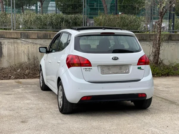 Tirane, shes makine KIA VENGA Benzin+Gaz, e bardhë manuale Klima 228.000 km 4.700 €