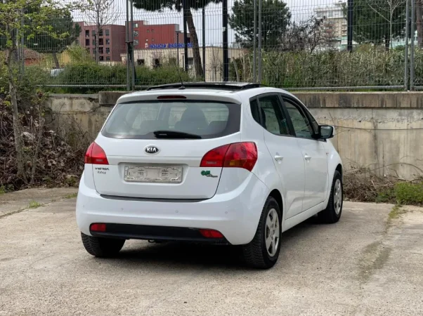 Tirane, shes makine KIA VENGA Benzin+Gaz, e bardhë manuale Klima 228.000 km 4.700 €