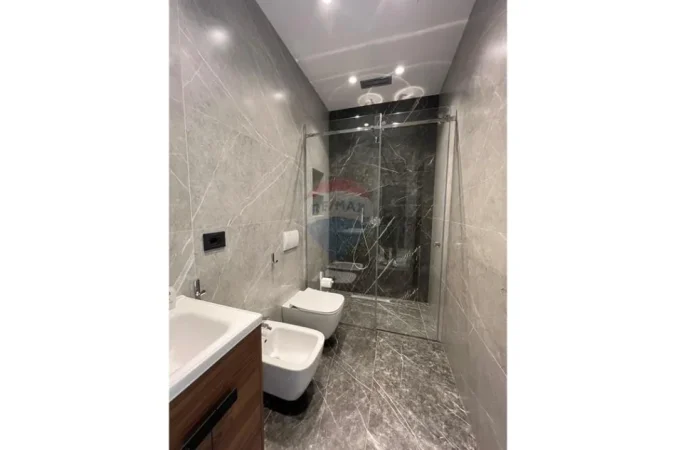 Tirane, jepet me qera apartament 1+1 , 70 m² 1.300 € 