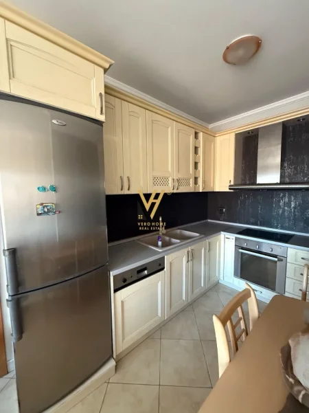 Tirane, jepet me qera apartament 2+1+Ballkon Kati 9, 100 m² 820 € (BLLOK)