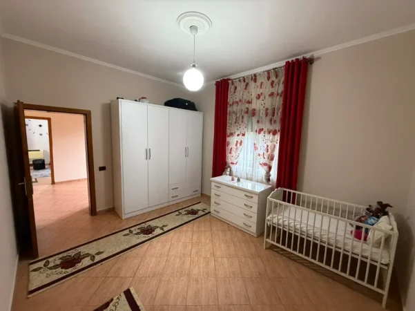 Tirane, jepet me qera apartament 2+1 Kati 1, 