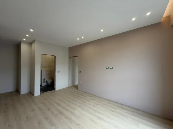 Tirane, jepet me qera apartament 2+1 Kati 7, 86 m² 800 € (Komuna e Parisit)