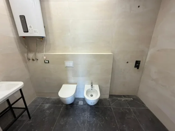 Tirane, jepet me qera apartament 2+1 Kati 7, 86 m² 800 € (Komuna e Parisit)