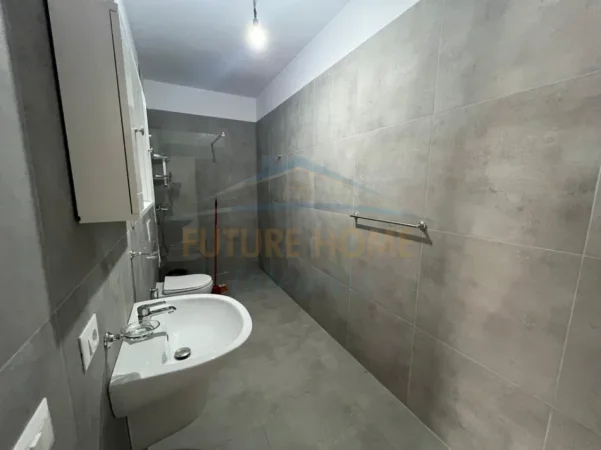 Tirane, jap me qera apartament 2+1+Ballkon Kati 7, 94 m² 470 € (Kompleksi Univers City)