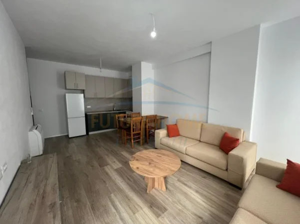 Tirane, jap me qera apartament 2+1+Ballkon Kati 7, 94 m² 470 € (Kompleksi Univers City)