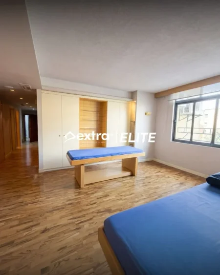 Tirane, jepet me qera ambjent biznesi Kati 1, 108 m² 1.300 € (Rruga Ferit Xhajko)