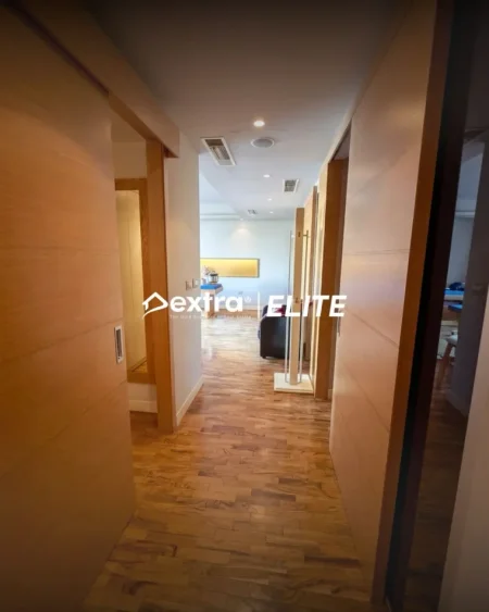 Tirane, jepet me qera ambjent biznesi Kati 1, 108 m² 1.300 € (Rruga Ferit Xhajko)