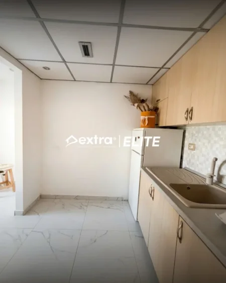 Tirane, jepet me qera ambjent biznesi Kati 1, 108 m² 1.300 € (Rruga Ferit Xhajko)