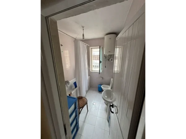 Tirane, shitet apartament 1+1 Kati 5, 100.000 € (Prane Shkolles 1 Maji)