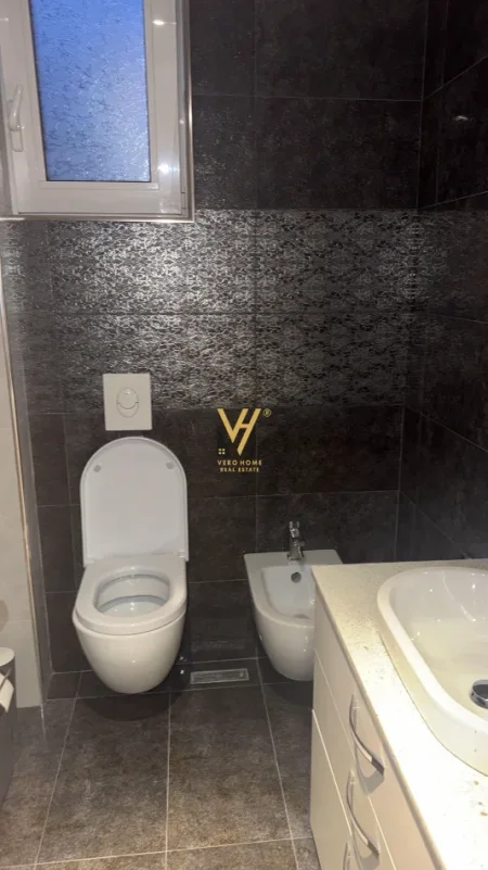 Tirane, jepet me qera apartament 2+1+Ballkon Kati 4, 160 m² 2.000 € (BLLOK)