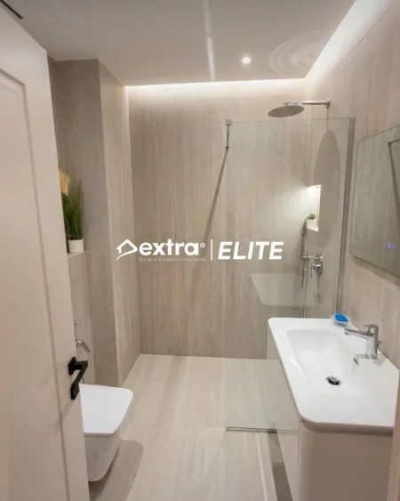 Tirane, jepet me qera ambjent biznesi Kati 2, 131 m² 2.500 € (Rtsh)