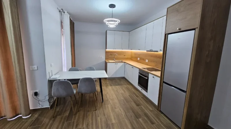 Tirane, jepet me qera apartament 2+1 Kati 7, 136 m² 700 € (Ish Profarma, Rruga Xhanfize Keko)