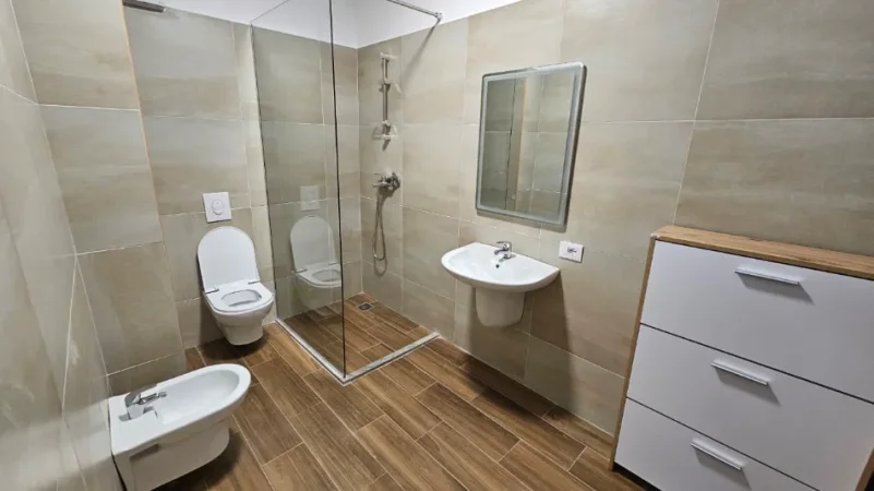 Tirane, jepet me qera apartament 2+1 Kati 7, 136 m² 700 € (Ish Profarma, Rruga Xhanfize Keko)