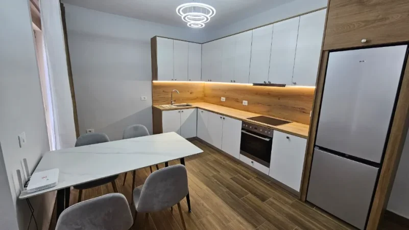 Tirane, jepet me qera apartament 2+1 Kati 7, 136 m² 700 € (Ish Profarma, Rruga Xhanfize Keko)