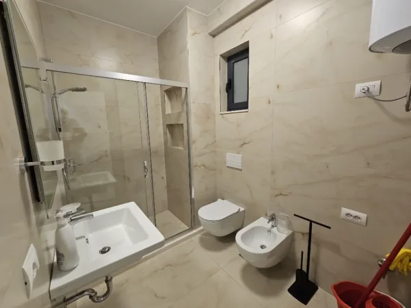 Tirane, jepet me qera apartament 2+1 , 110 m² 600 € (Porcelan, Kompleksi Erli, perballe UET)
