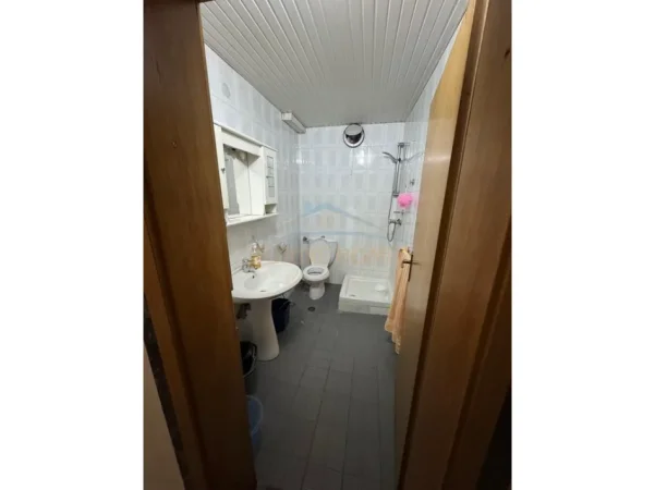 Tirane, jepet me qera apartament 2+1 Kati 5, 85 m² 600 € (Rruga Fortuzi)