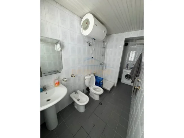 Tirane, jepet me qera apartament 2+1 Kati 5, 85 m² 600 € (Rruga Fortuzi)