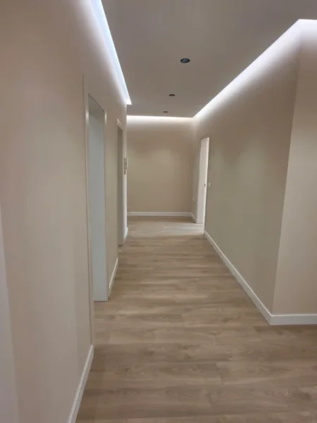 Tirane, jepet me qera zyre Kati 2, 131 m² 2.500 € (Coin / RTSH)