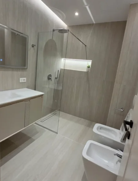 Tirane, jepet me qera zyre Kati 2, 131 m² 2.500 € (Coin / RTSH)