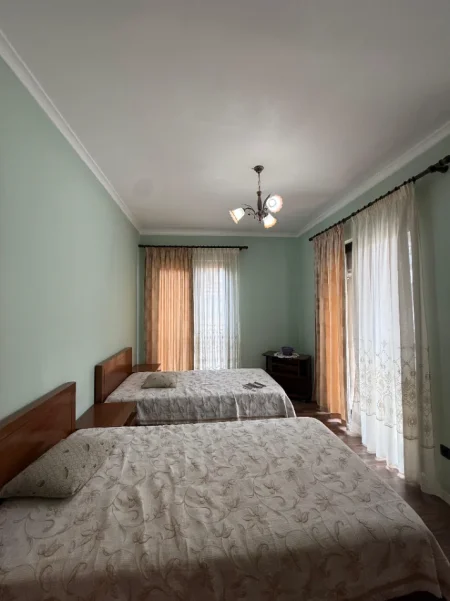 Tirane, jepet me qera apartament 3+1+Ballkon Kati 2, 1.800 € (RRUGA E KAVAJES)