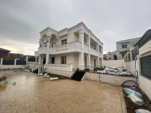 Tirane, shitet Vile 2 Katshe , 500 m² 900.000 € (Instituti Bujqesor)