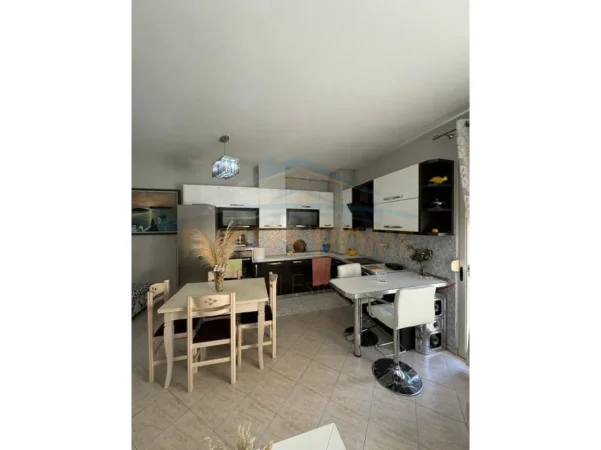 Tirane, jepet me qera apartament 1+1 Kati 3, 72 m² 400 € (Rruga Muhamed Deliu)