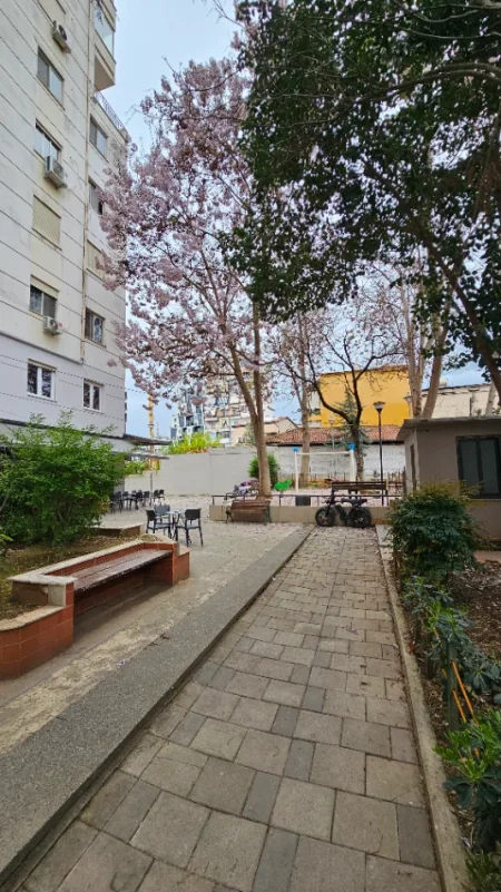 Tirane, jepet me qera apartament 2+1+Aneks+Ballkon Kati 1, 112 m² 900 € (Rruga Barrikadave)