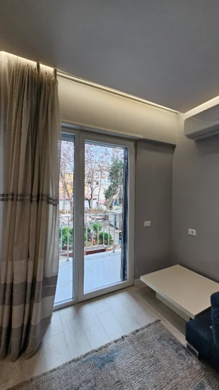 Tirane, jepet me qera apartament 2+1+Aneks+Ballkon Kati 1, 112 m² 900 € (Rruga Barrikadave)