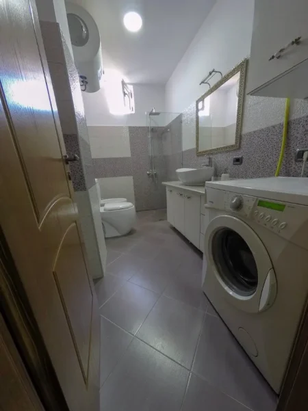 Tirane, jepet me qera apartament 1+1+Ballkon Kati 5, 54 m² 500 € (myslym shyri)