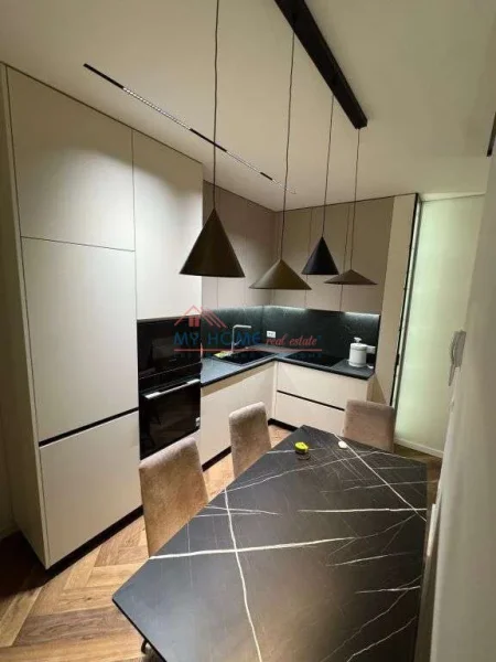 Tirane, jepet me qera apartament 2+1+Ballkon Kati 5, 93 m² 1.070 € (Rruga Egnatia)