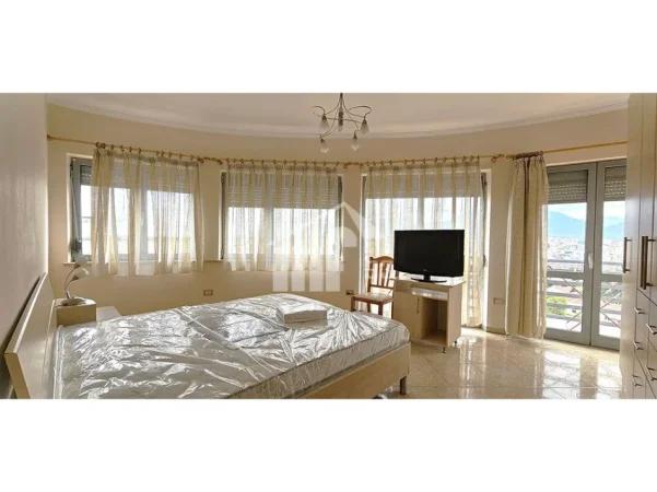 Tirane, jepet me qera apartament 2+1 Kati 13, 110 m² 750 € (PËRBALLE “RING CENTER”, SHESHI “RILINDJA”)