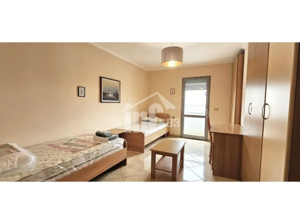 Tirane, jepet me qera apartament 2+1 Kati 13, 110 m² 750 € (PËRBALLE “RING CENTER”, SHESHI “RILINDJA”)