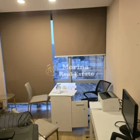 Tirane, jepet me qera ambjent biznesi Kati 2, 15 m² 300 € (Rruga Sami Frasheri)