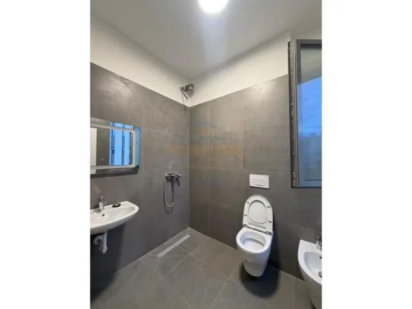 Tirane, jepet me qera apartament 2+1 Kati 1, 134 m² 1.500 € (GREEN VALLEY)