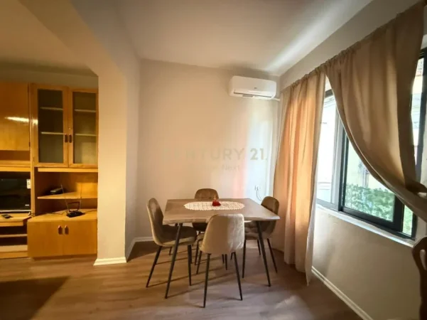 Tirane, jepet me qera apartament 1+1+Ballkon Kati 4, 50 m² 700 € 