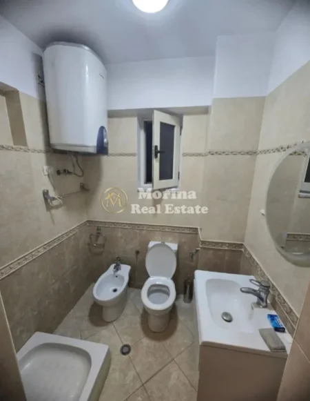Tirane, jepet me qera apartament 1+1 Kati 7, 75 m² 650 € (Rruga Barrikadave)