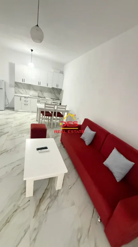 Vlore, jepet me qera apartament 1+1+Ballkon Kati 1, 70 m² 400 € (Rruga Çamëria)
