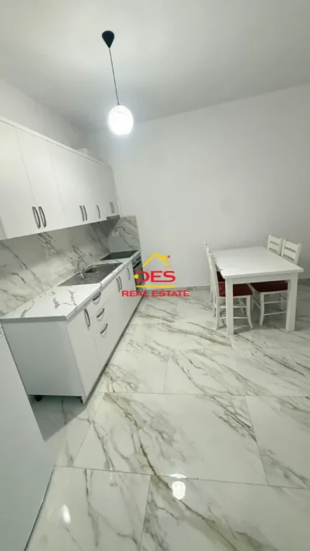 Vlore, jepet me qera apartament 1+1+Ballkon Kati 1, 70 m² 400 € (Rruga Çamëria)