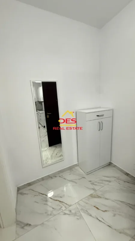 Vlore, jepet me qera apartament 1+1+Ballkon Kati 1, 70 m² 400 € (Rruga Çamëria)